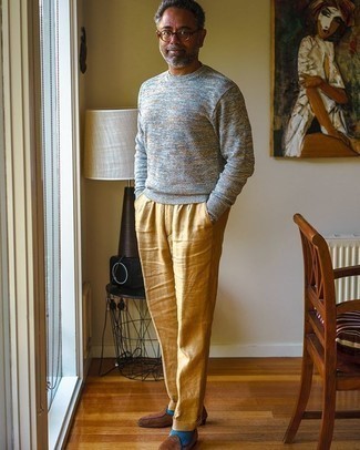 Какие классические брюки носить с серым свитером с круглым вырезом за 50 лет мужчине осень: Сочетание серого свитера с круглым вырезом и классических брюк поможет создать эффектный мужской образ. Что же до обуви, дополни лук коричневыми замшевыми лоферами. Чем не классный образ на осень?