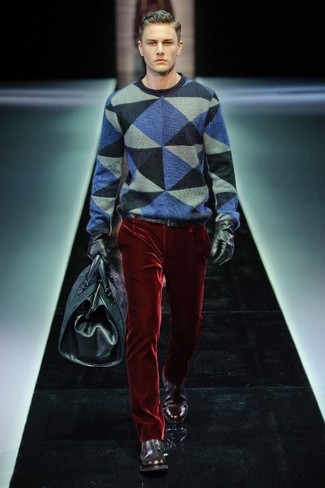 С чем носить разноцветный свитер мужчине в стиле смарт-кэжуал: Любой парень будет выглядеть превосходно в разноцветном свитере и красных бархатных классических брюках. Если ты любишь смелые решения в своих луках, закончи этот темно-красными кожаными повседневными ботинками.