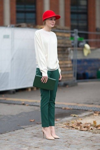 С чем носить темно-зеленые классические брюки женщине в теплую погоду: Белый свитер с круглым вырезом и темно-зеленые классические брюки — неотъемлемые вещи в гардеробе леди с чувством стиля. Вместе с этим луком чудесно будут смотреться бежевые кожаные туфли.