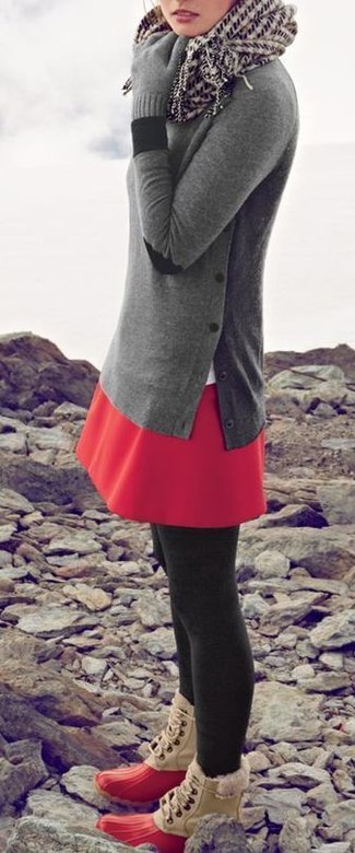 С чем носить красные зимние ботинки в 30 лет женщине: Если в одежде ты ценишь комфорт и практичность, серый свитер с круглым вырезом и красная короткая юбка-солнце — отличный вариант для стильного повседневного лука. Любишь незаурядные решения? Тогда закончи свой образ красными зимними ботинками.