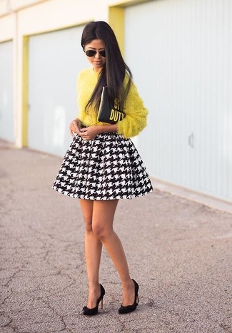 Модный лук: желтый пушистый свитер с круглым вырезом, черно-белая короткая юбка-солнце с рисунком "гусиные лапки", черные замшевые туфли, черный кожаный клатч с принтом