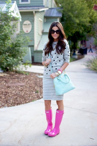 Модный лук: серый свитер с круглым вырезом в горошек, серая мини-юбка в горизонтальную полоску, ярко-розовые резиновые сапоги, голубая кожаная сумка-саквояж