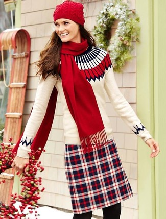 С чем носить темно-красную мини-юбку: Бежевый свитер с круглым вырезом с жаккардовым узором и темно-красная мини-юбка — классная формула для создания приятного и незамысловатого образа.