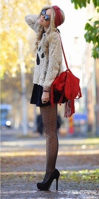 Модный лук: серый свитер с круглым вырезом с принтом, темно-синее бархатное платье с плиссированной юбкой, черные замшевые туфли, красная замшевая сумка-мешок c бахромой