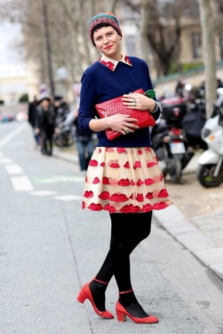 Как носить свитер с круглым вырезом с платьем с плиссированной юбкой в 30 лет в стиле смарт-кэжуал: Свитер с круглым вырезом и платье с плиссированной юбкой — неотъемлемые элементы в гардеробе девушек с чувством стиля. В тандеме с этим луком прекрасно будут выглядеть красные кожаные туфли.