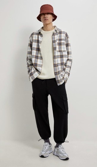 Модный лук: белый свитер с круглым вырезом, белая рубашка с длинным рукавом в шотландскую клетку, черные брюки карго, серые кроссовки