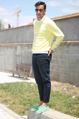 Какие брюки чинос носить с желтым свитером с круглым вырезом: Желтый свитер с круглым вырезом и брюки чинос — неотъемлемые вещи в арсенале джентльменов с чувством стиля. Мятные топсайдеры из плотной ткани великолепно дополнят этот лук.