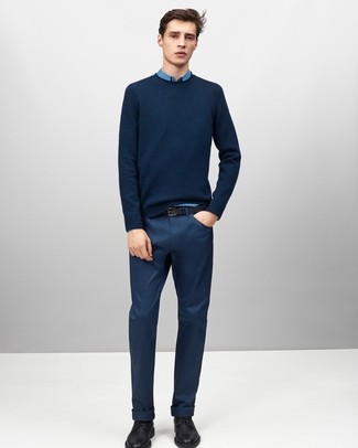 Какие туфли дерби носить с синими брюками чинос осень: Темно-синий свитер с круглым вырезом и синие брюки чинос — идеальный выбор, если ты хочешь составить раскованный, но в то же время модный мужской ансамбль. Преобразить лук и добавить в него толику классики позволят туфли дерби. Без сомнений, подобное сочетание вещей будет смотреться прекрасно в погожий осенний денек.