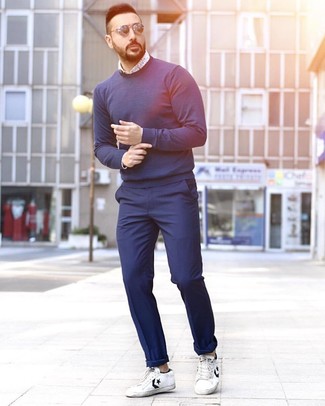 Как носить белую рубашку с длинным рукавом с синими брюками чинос осень: Тандем белой рубашки с длинным рукавом и синих брюк чинос поможет подчеркнуть твою мужественность. Создать красивый контраст с остальными элементами этого образа помогут бело-черные кожаные низкие кеды. Остановив выбор на таком осеннем образе, будь уверен, ты будешь выглядеть безукоризненно.