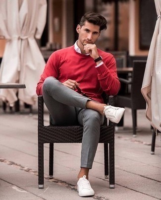 Модный лук: красный свитер с круглым вырезом, белая рубашка с длинным рукавом, серые брюки чинос, белые низкие кеды