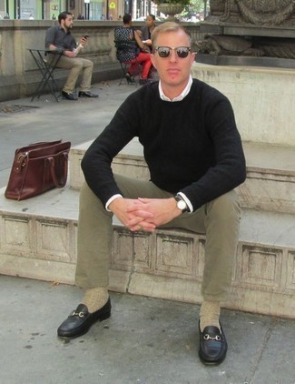 Модный лук: черный свитер с круглым вырезом, белая рубашка с длинным рукавом, оливковые брюки чинос, черные кожаные лоферы