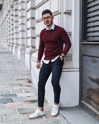 С чем носить красный свитер с круглым вырезом мужчине в теплую погоду в стиле кэжуал: Красный свитер с круглым вырезом и темно-синие брюки чинос — прекрасный образ, если ты хочешь создать простой, но в то же время модный мужской образ. Выбирая обувь, можно немного пофантазировать и дополнить лук белыми низкими кедами из плотной ткани.