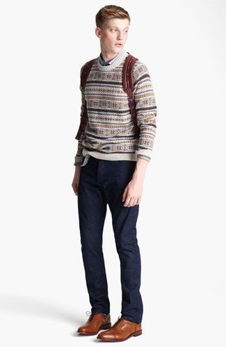 Модный лук: бежевый свитер с круглым вырезом с жаккардовым узором, синяя рубашка с длинным рукавом, темно-синие брюки чинос, табачные кожаные оксфорды
