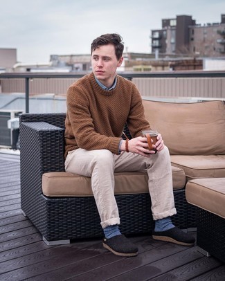 С чем носить синие носки в 20 лет мужчине: Сочетание коричневого свитера с круглым вырезом и синих носков пользуется большим спросом среди ценителей практичной одежды. Любишь экспериментировать? Дополни образ черными лоферами из плотной ткани.