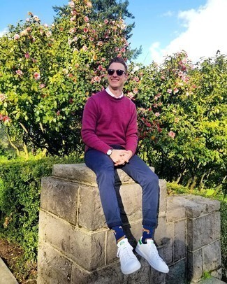 С чем носить пурпурный свитер мужчине: Пурпурный свитер и темно-синие брюки чинос — прекрасный вариант для барного тура или похода в кино. Хочешь сделать образ немного элегантнее? Тогда в качестве обуви к этому образу, стоит выбрать бело-зеленые кожаные низкие кеды.