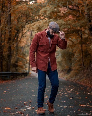 С чем носить серую кепку в 30 лет мужчине: Если ты ценишь комфорт и функциональность, серый свитер с круглым вырезом и серая кепка — отличный выбор для модного повседневного мужского образа. Дополнив образ коричневыми замшевыми повседневными ботинками, можно получить занятный результат.