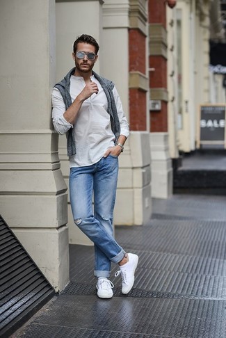 С чем носить белые низкие кеды мужчине: Дуэт серого свитера с круглым вырезом и голубых джинсов позволит создать интересный мужской лук в стиле casual. В тандеме с этим образом стильно будут выглядеть белые низкие кеды.