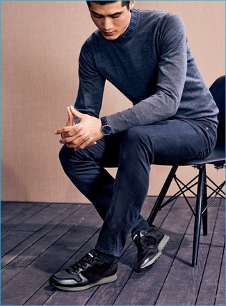 Модный лук: серый свитер с круглым вырезом, темно-синяя рубашка с длинным рукавом в шотландскую клетку, темно-синие джинсы, черные низкие кеды