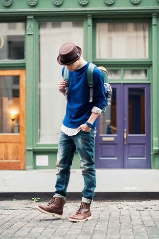 С чем носить темно-синий свитер с круглым вырезом мужчине в стиле смарт-кэжуал: Составив образ из темно-синего свитера с круглым вырезом и синих джинсов, можно спокойно идти на свидание с возлюбленной или вечер с друзьями в непринужденной обстановке. Этот ансамбль легко получает свежее прочтение в тандеме с коричневыми кожаными повседневными ботинками.