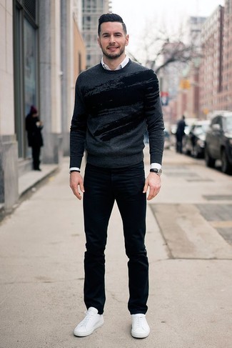 Как носить темно-серый свитер с круглым вырезом с черными джинсами в 30 лет мужчине: Образ из темно-серого свитера с круглым вырезом и черных джинсов поможет подчеркнуть твою мужественность. Что касается обуви, белые кожаные низкие кеды — самый уместный вариант.