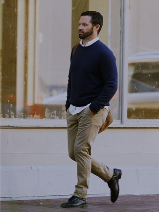 Какие повседневные ботинки носить с бежевыми джинсами мужчине: Темно-синий свитер с круглым вырезом и бежевые джинсы надежно закрепились в гардеробе многих мужчин, позволяя создавать роскошные и стильные луки. Любители экспериментировать могут закончить лук повседневными ботинками, тем самым добавив в него немного изысканности.