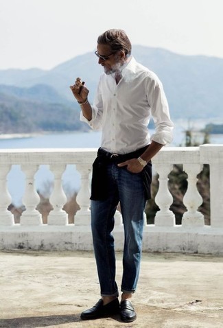 Как носить темно-синие джинсы с черными кожаными лоферами за 40 лет мужчине весна: Сочетание черного свитера с круглым вырезом и темно-синих джинсов — замечательный пример современного стиля в большом городе. И почему бы не привнести в повседневный образ толику изысканности с помощью черных кожаных лоферов? Когда зимний сезон уходит и сменяется более теплой погодой, мы скидываем тяжелые шубы и толстые пуховики и хотим выглядеть по-весеннему ярко и по моде,. Подобный образ станет великолепным вдохновением.