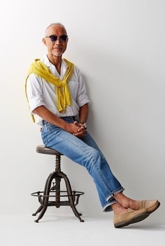 Какие джинсы носить с светло-коричневыми лоферами за 50 лет мужчине: Тандем желтого свитера с круглым вырезом и джинсов как нельзя лучше подчеркнет твою мужественность. Не прочь сделать лук немного элегантнее? Тогда в качестве дополнения к этому луку, выбирай светло-коричневые лоферы.