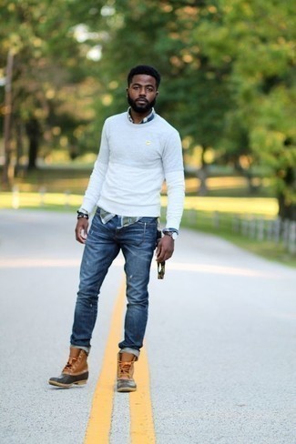 Какие джинсы носить с белым свитером с круглым вырезом в 30 лет мужчине в теплую погоду в спортивном стиле: Такое простое и комфортное сочетание базовых вещей, как белый свитер с круглым вырезом и джинсы, полюбится джентльменам, которые любят проводить дни в постоянном движении. Любишь экспериментировать? Дополни лук светло-коричневым зимними ботинками.