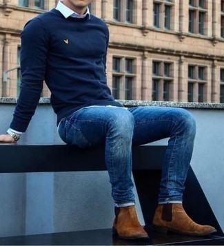 Как носить темно-синие джинсы с темно-синим свитером с круглым вырезом мужчине: Темно-синий свитер с круглым вырезом и темно-синие джинсы можно надеть как в офис без дресс-кода, так и на свидание с возлюбленной в демократичном кафе. Любители необычных луков могут завершить лук коричневыми замшевыми ботинками челси, тем самым добавив в него чуточку изысканности.
