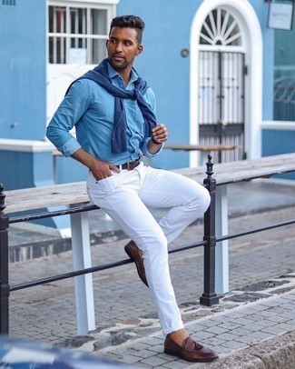 С чем носить белые джинсы мужчине: Темно-синий свитер с круглым вырезом и белые джинсы — классная идея для простого, но стильного мужского ансамбля. Такой образ обретет новое прочтение в паре с темно-коричневыми кожаными лоферами с кисточками.