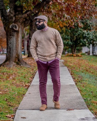Модный лук: светло-коричневый свитер с круглым вырезом, пурпурная рубашка с длинным рукавом, темно-пурпурные вельветовые джинсы, светло-коричневые замшевые ботинки челси