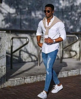 Как носить белую рубашку с длинным рукавом с синими рваными джинсами мужчине в теплую погоду в спортивном стиле: Если в одежде ты делаешь ставку на удобство и функциональность, белая рубашка с длинным рукавом и синие рваные джинсы — великолепный вариант для расслабленного мужского ансамбля на каждый день. Хочешь сделать образ немного строже? Тогда в качестве обуви к этому луку, выбирай белые низкие кеды из плотной ткани.