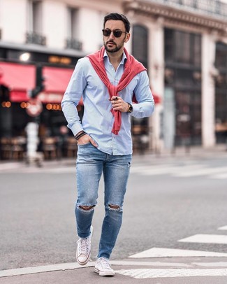 С чем носить синие зауженные джинсы мужчине весна в спортивном стиле: Если ты делаешь ставку на удобство и практичность, ярко-розовый свитер с круглым вырезом и синие зауженные джинсы — отличный выбор для расслабленного повседневного мужского ансамбля. В тандеме с этим ансамблем наиболее удачно выглядят белые низкие кеды из плотной ткани. Чем не классный образ на солнечный весенний денек?