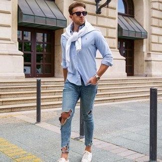 Какие рубашки с длинным рукавом носить с голубыми джинсами в 20 лет мужчине в спортивном стиле: Если в одежде ты делаешь ставку на комфорт и практичность, рубашка с длинным рукавом и голубые джинсы — замечательный выбор для модного повседневного мужского лука. Пара белых низких кед из плотной ткани позволит сделать ансамбль более целостным.