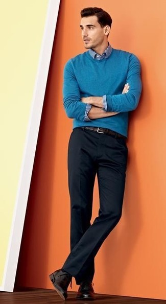 Какие классические брюки носить с синей рубашкой с длинным рукавом в 30 лет мужчине: Синяя рубашка с длинным рукавом в паре с классическими брюками поможет составить незабываемый мужской лук. Вкупе с этим образом органично будут выглядеть темно-коричневые кожаные туфли дерби.