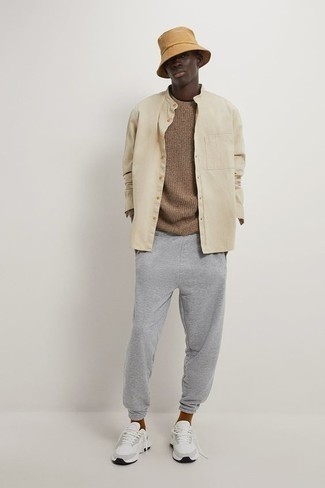 Модный лук: коричневый свитер с круглым вырезом, бежевая рубашка с длинным рукавом, серые спортивные штаны, белые кроссовки