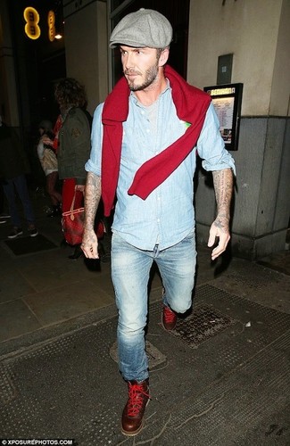 Как David Beckham носит Красный свитер с круглым вырезом, Голубая рубашка с длинным рукавом из шамбре, Серая футболка с круглым вырезом, Голубые джинсы