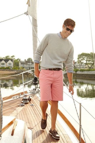 С чем носить розовые шорты мужчине: Серый свитер с круглым вырезом в сочетании с розовыми шортами несомненно будет привлекать взгляды красивых барышень. Что касается обуви, темно-коричневые кожаные топсайдеры — наиболее подходящий вариант.