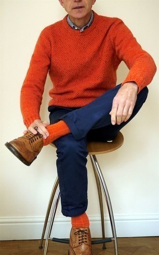 С чем носить оранжевый свитер с круглым вырезом за 50 лет мужчине в теплую погоду: Оранжевый свитер с круглым вырезом и темно-синие брюки чинос помогут создать нескучный и стильный ансамбль. Почему бы не добавить в этот образ на каждый день немного изысканности с помощью светло-коричневых кожаных брогов?