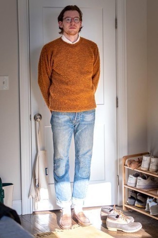 Мода для 30-летних мужчин: Табачный свитер с круглым вырезом и голубые джинсы в стиле пэчворк — прекрасный образ, если ты хочешь создать раскованный, но в то же время стильный мужской образ.