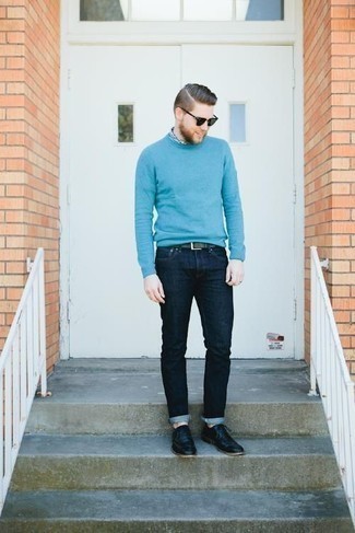 Как носить синие джинсы с черными кожаными оксфордами в 30 лет в теплую погоду в стиле смарт-кэжуал: Голубой свитер с круглым вырезом и синие джинсы — неотъемлемые вещи в арсенале джентльменов с чувством стиля. Почему бы не привнести в повседневный образ немного нарядности с помощью черных кожаных оксфордов?