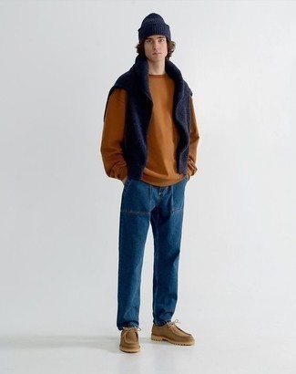 С чем носить темно-синий свитер с круглым вырезом подросткам мужчине в теплую погоду в стиле кэжуал: Если ты ценишь комфорт и функциональность, не обходи стороной это сочетание темно-синего свитера с круглым вырезом и темно-синих джинсов. Что же до обуви, коричневые замшевые ботинки дезерты — самый достойный вариант.
