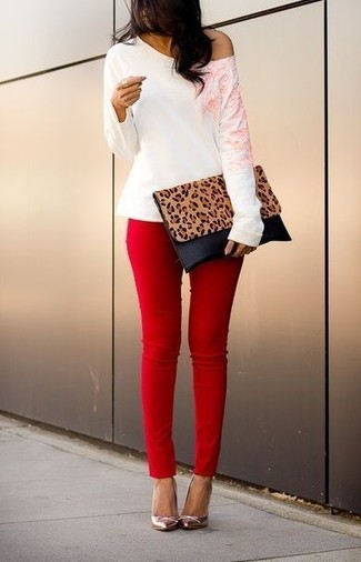 С чем носить розовый свитер с круглым вырезом женщине: Согласись, дуэт розового свитера с круглым вырезом и красных узких брюк выглядит очень привлекательно? В паре с этим ансамблем органично смотрятся серебряные кожаные туфли.
