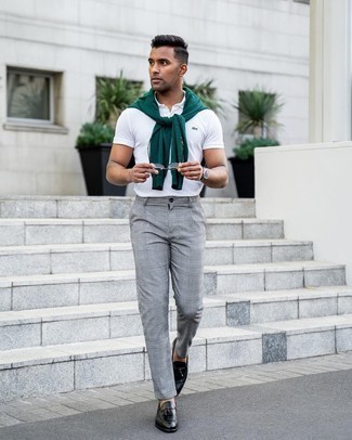 С чем носить бело-синюю футболку-поло в 30 лет мужчине в теплую погоду: Сочетание бело-синей футболки-поло и серых брюк чинос в шотландскую клетку несомненно будет обращать на себя взоры красивых дам. Теперь почему бы не привнести в повседневный образ толику стильной строгости с помощью темно-зеленых кожаных лоферов с кисточками?