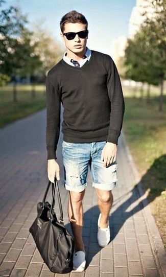 Модный лук: черный свитер с круглым вырезом, белая футболка-поло, голубые джинсовые шорты, белые эспадрильи из плотной ткани