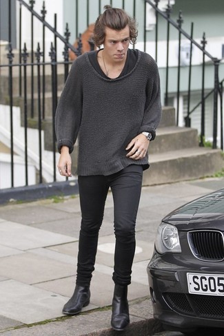Как Harry Styles носит Темно-серый свитер с круглым вырезом, Черная футболка с круглым вырезом, Черные брюки чинос, Черные кожаные ботинки челси