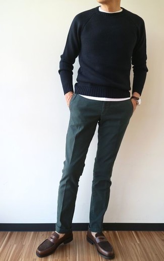 Модный лук: черный свитер с круглым вырезом, белая футболка с круглым вырезом, темно-зеленые брюки чинос, темно-коричневые кожаные лоферы