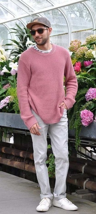 Какие низкие кеды носить с розовым свитером с круглым вырезом в 20 лет мужчине в стиле кэжуал: Розовый свитер с круглым вырезом и серые брюки чинос — великолепный лук для вечера в кругу друзей. Такой лук легко приспособить к повседневным реалиям, если надеть в паре с ним низкие кеды.