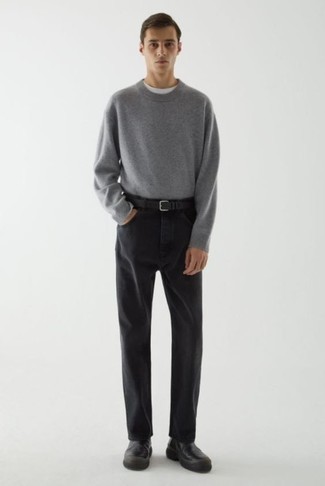 С чем носить черные джинсы мужчине: Привлекательное сочетание серого свитера с круглым вырезом и черных джинсов позволит выразить твой индивидуальный стиль и выделиться из серой массы. Черные кожаные ботинки челси добавят образу стильной строгости.