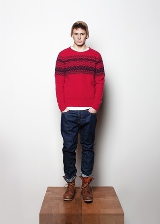 Модный лук: красный свитер с круглым вырезом с жаккардовым узором, белая футболка с круглым вырезом, темно-синие джинсы, коричневые кожаные повседневные ботинки